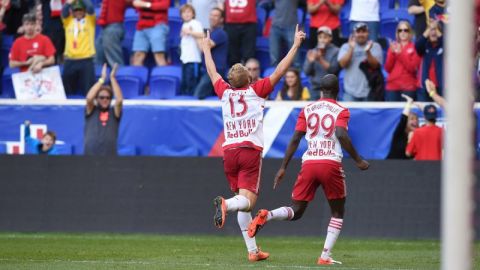 Mike Grella (13) y Bradley Wright-Phillips celebran un gol de Red Bulls.