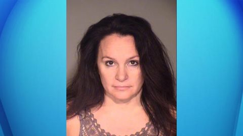 Christina Politis, de 47 años, fue arrestada por DUI y poner en peligro la vida de su hijo.