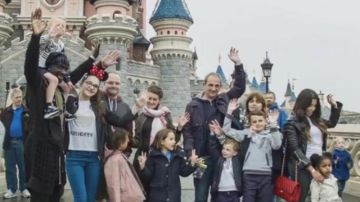 Sakho con las dos familias en Disneyland Paris.