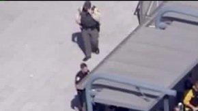 Autoridades transportan al hombre herido en el tiroteo. /KTLA