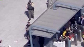 Autoridades transportan al hombre herido en el tiroteo. /KTLA