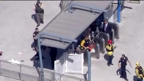 Autoridades transportan al hombre herido en el tiroteo. /KTLA