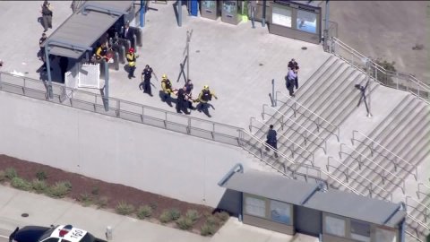 Autoridades transportan al hombre herido en el tiroteo. /KTLA