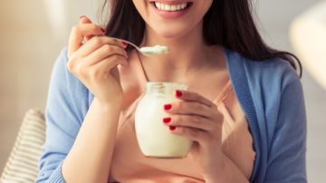 Su consumo regular mejora la tolerancia a la lactosa y su ingesta diaria puede ayudar a prevenir la aparición de osteoporosis.