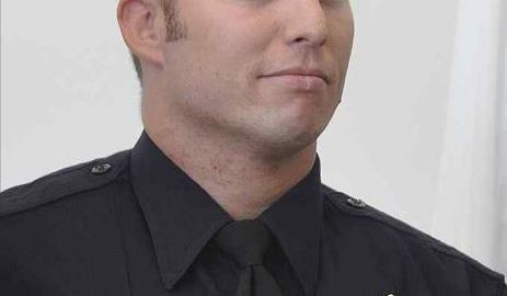 Toby Benskin fue despedido de la policía de Long Beach tras asaltar a su mujer, su novio y el compañero de piso de este en su casa de Long Beach.