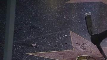 James Otis fue captado en video destrozando la estrella de Donald Trump.