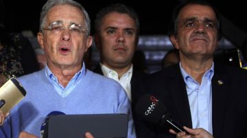 El expresidente y senador colombiano, Álvaro Uribe Vélez (i), se declaró dispuesto a aportar a "un gran pacto nacional" hacia la paz.