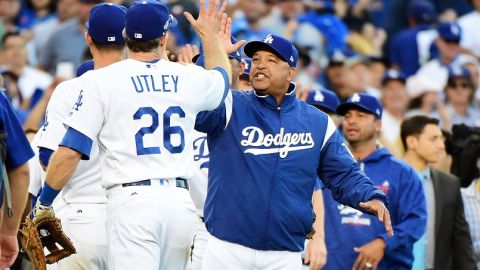 El manager Dave Roberts celebra con Chase Utley luego de vencer a Washington y mandar la serie al quinto juego.