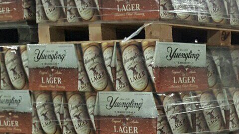 Eric Trump junto a  
Dick Yuengling en la foto publicada en Twitter.
