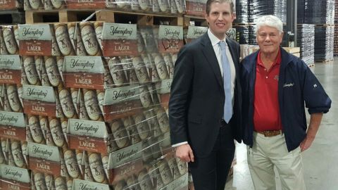 Eric Trump junto a  
Dick Yuengling en la foto publicada en Twitter.