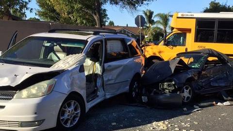 El siniestro tuvo lugar en Lake Forest y dejó a dos personas con heridas moderadas y un tercer herido leve.