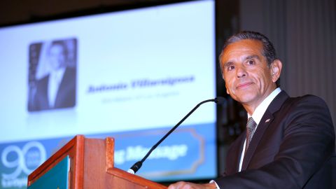 Antonio Villaraigosa se dirige a los asistentes a la gala por los 90 Años de La Opinión.