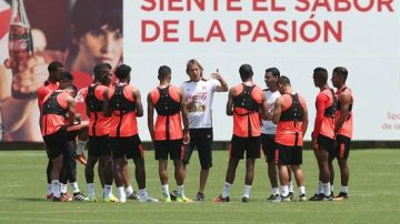 El entrenador de la selección nacional de fútbol de Perú, el argentino Ricardo Gareca (c), dirige un entrenamiento en la Villa Deportiva Nacional (VIDENA ) en Lima (Perú).