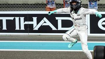 Nico Rosberg celebra el título mundial en el circuito Yas Marina en Abu Dabi, en los Emiratos Árabes.