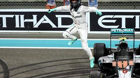 Nico Rosberg celebra el título mundial en el circuito Yas Marina en Abu Dabi, en los Emiratos Árabes.