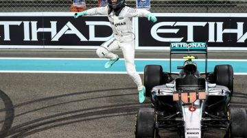 Nico Rosberg celebra el título mundial en el circuito Yas Marina en Abu Dabi, en los Emiratos Árabes.