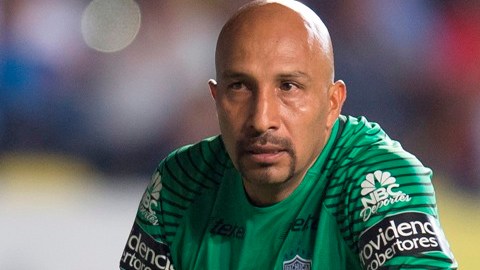 Oscar Pérez cometió ante Necaxa el que quizás sea el peor error de su carrera.