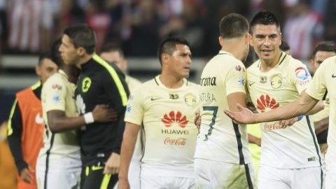 Los jugadores americanistas celebran el triunfo ante Chivas.