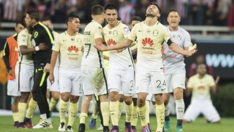 Los jugadores americanistas celebran el triunfo ante Chivas.