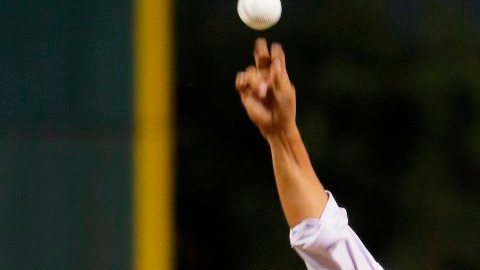 Dennis Martínez realizó el primer lanzamiento del Juego seis de la Serie Mundial.