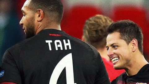 Javier Chicharito Hernández mueve con sus tradiciones al Bayer Leverkusen.