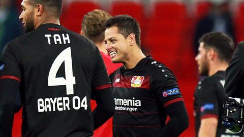 Javier Chicharito Hernández mueve con sus tradiciones al Bayer Leverkusen.