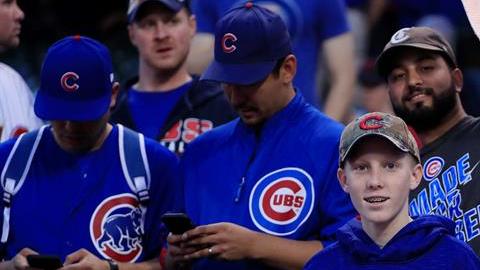 Aficionados de Chicago en el Progressive Field durante el séptimo juego de la Serie Mundial 2016.