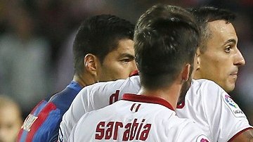Messi, indignado con Latre porque consideró injusta su tarjeta amarilla por ponerse bien un zapato.