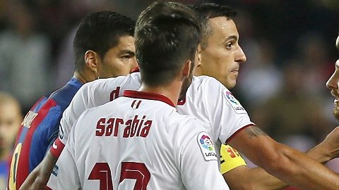 Messi, indignado con Latre porque consideró injusta su tarjeta amarilla por ponerse bien un zapato.