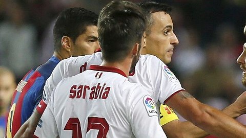 Messi, indignado con Latre porque consideró injusta su tarjeta amarilla por ponerse bien un zapato.