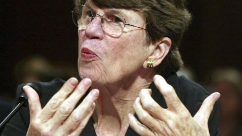 Janet Reno, la primera mujer en ocupar el cargo de fiscal general de EEUU, falleció a los 78 años de edad tras batallar contra el mal de Parkinson´s desde 1995.