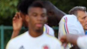 El jugador colombiano James Rodríguez habla con el director técnico José Pékerman.