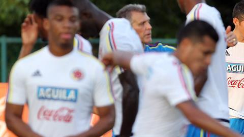 El jugador colombiano James Rodríguez habla con el director técnico José Pékerman.