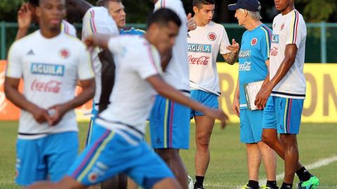 El jugador colombiano James Rodríguez habla con el director técnico José Pékerman.