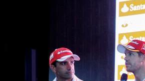 Kaká con los pilotos de la escudería Ferrari de Fórmula 1 en el circuito de Interlagos.