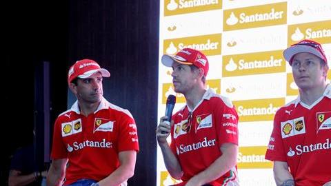Kaká con los pilotos de la escudería Ferrari de Fórmula 1 en el circuito de Interlagos.