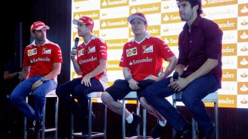 Kaká con los pilotos de la escudería Ferrari de Fórmula 1 en el circuito de Interlagos.