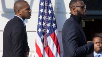 LeBron James  y su compañero James Jones caminaban en el patio Sur de la Casa Blanca en Washington.