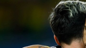 El difícil abrazo de dos amigos en el Mineirao: Messi es consolado por Neymar.