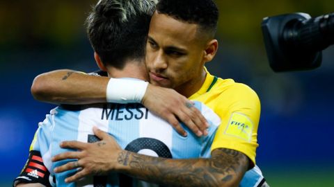 El difícil abrazo de dos amigos en el Mineirao: Messi es consolado por Neymar.