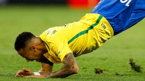 Neymar fue maltratado por sus rivales argentinos en el Mineirao.