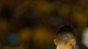 Daniel Alves de Brasil saluda a Lionel Messi de Argentina.