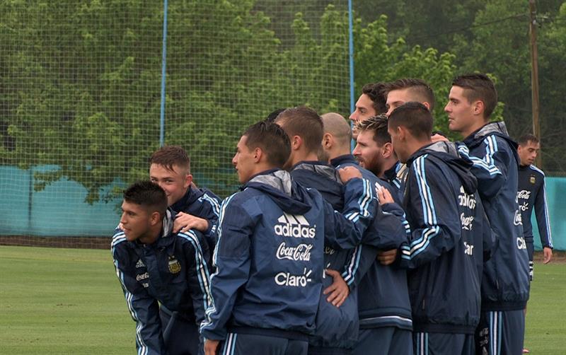 La selección de Argentina se prepara para enfrentar a Colombia.
