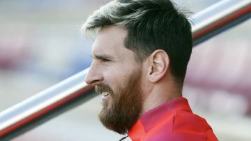 Lionel Messi deshoja la margarita.