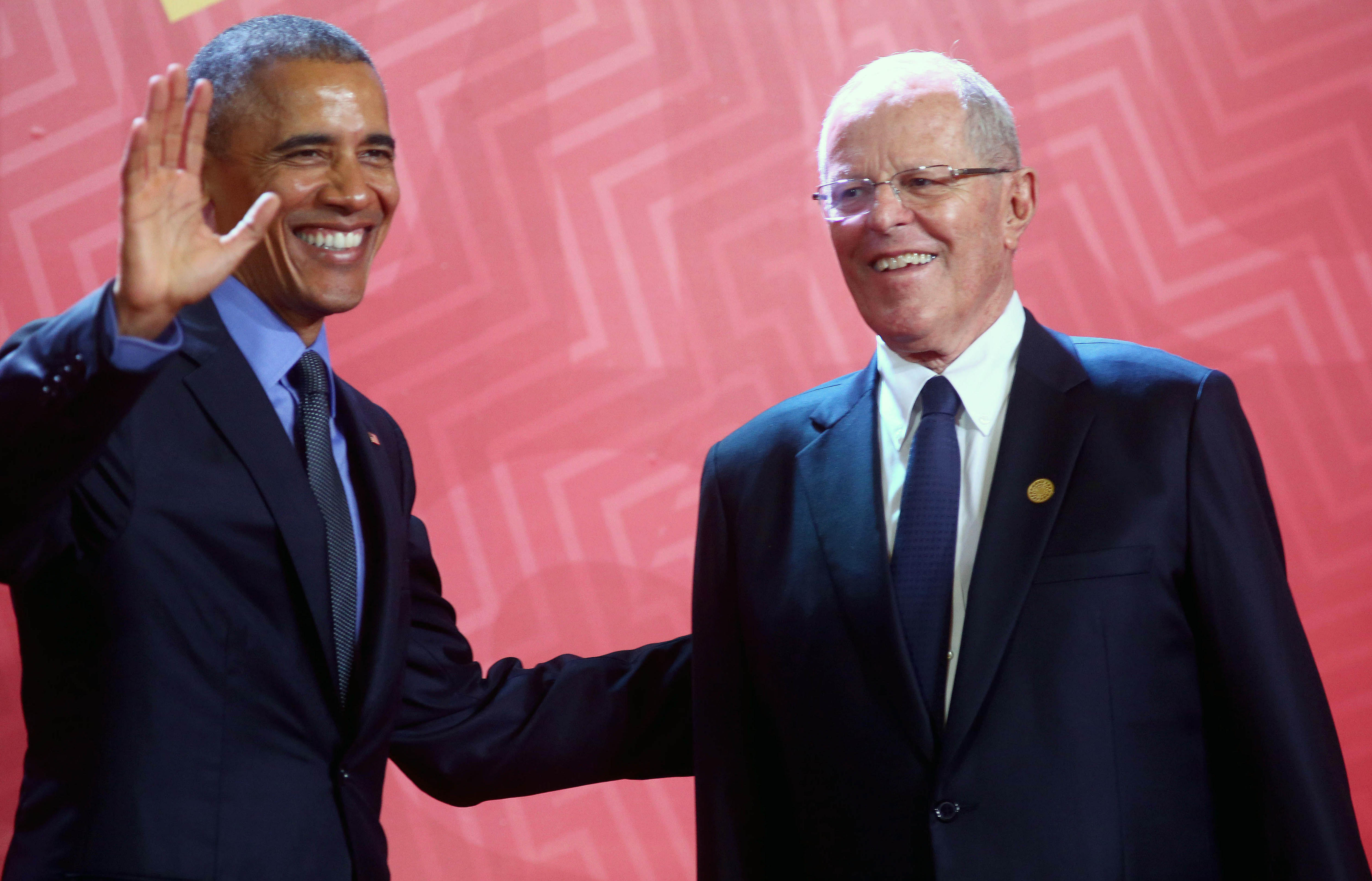 Barack Obama (i), y su homólogo peruano, Pedro Pablo Kuczynski (d) se reúnen en Lima.