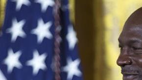 El momento en que Obama coloca la medalla a Michael Jordan.