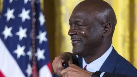 El momento en que Obama coloca la medalla a Michael Jordan.