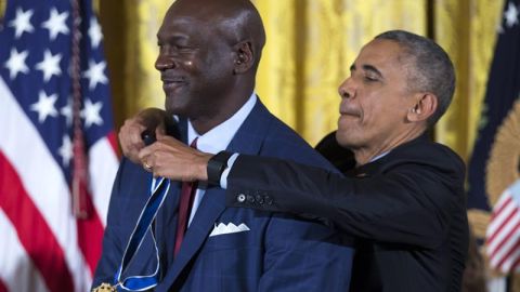 El momento en que Obama coloca la medalla a Michael Jordan.