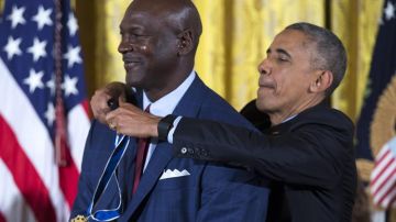El momento en que Obama coloca la medalla a Michael Jordan.