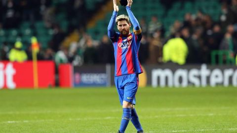 El jugador del Barcelona Lionel Messi aplaude a los hinchas .